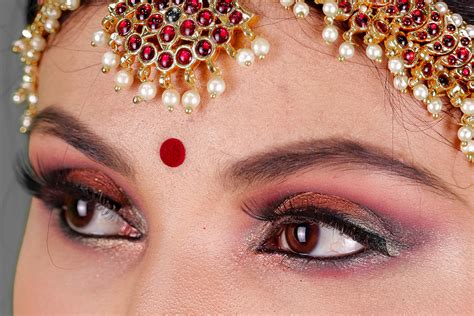 india mujeres punto rojo|El Bindi en la India y el significado de este punto en la。